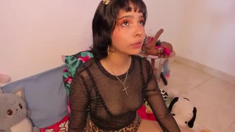 Snapshot of chloe_watson_ chatting on June 18, 5:17 pm online show from June 18, 5:17 pm