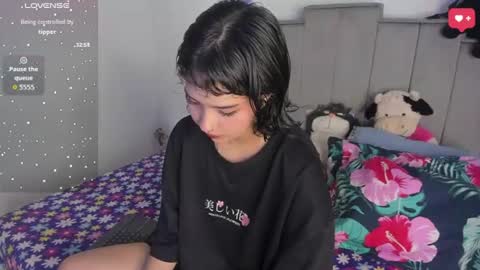 Snapshot of chloe_watson_ chatting on June 23, 7:34 pm online show from June 23, 7:34 pm
