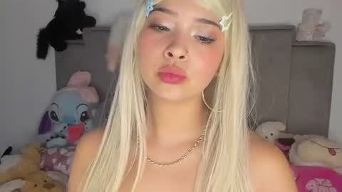 Snapshot of chloe_watson_ chatting on July 6, 3:36 am online show from July 6, 3:36 am