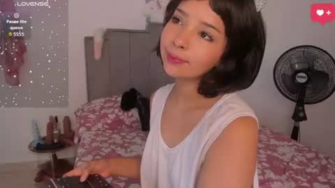 Snapshot of chloe_watson_ chatting on July 10, 6:32 pm online show from July 10, 6:32 pm