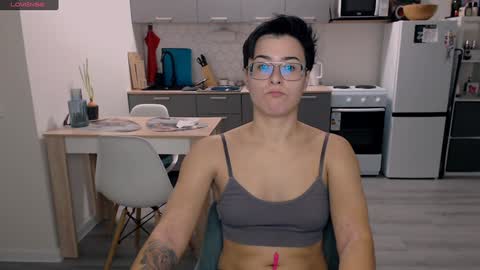 Snapshot of chloe_x_ chatting on December 2, 11:34 am Eva and Sandra online show from December 2, 11:34 am