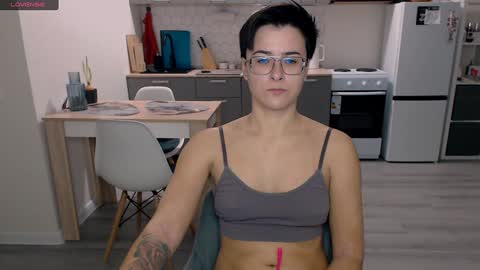 Snapshot of chloe_x_ chatting on December 3, 10:39 am Eva and Sandra online show from December 3, 10:39 am