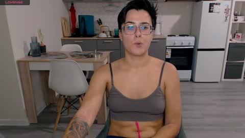 Snapshot of chloe_x_ chatting on December 4, 3:32 pm Eva and Sandra online show from December 4, 3:32 pm