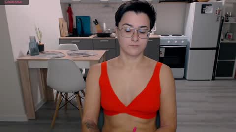 Snapshot of chloe_x_ chatting on December 5, 5:28 pm Eva and Sandra online show from December 5, 5:28 pm