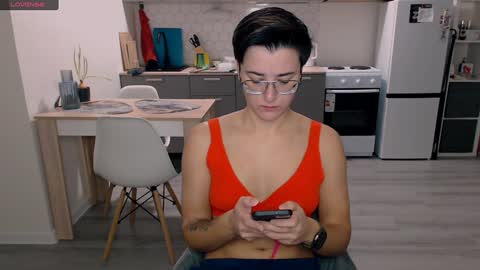 Snapshot of chloe_x_ chatting on December 6, 10:27 am Eva and Sandra online show from December 6, 10:27 am