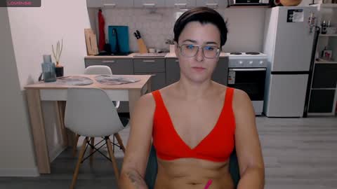 Snapshot of chloe_x_ chatting on December 8, 6:17 pm Eva and Sandra online show from December 8, 6:17 pm