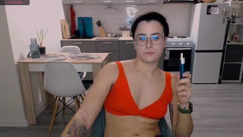 Snapshot of chloe_x_ chatting on December 8, 9:19 pm Eva and Sandra online show from December 8, 9:19 pm