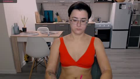 Snapshot of chloe_x_ chatting on December 11, 10:03 am Eva and Sandra online show from December 11, 10:03 am