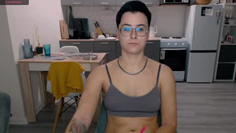 Snapshot of chloe_x_ chatting on December 14, 11:39 am Eva and Sandra online show from December 14, 11:39 am