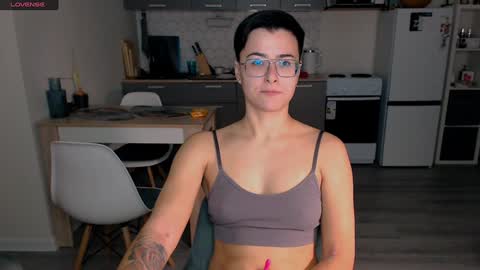 Snapshot of chloe_x_ chatting on December 14, 7:14 pm Eva and Sandra online show from December 14, 7:14 pm