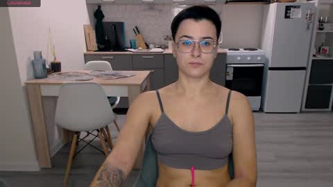 Snapshot of chloe_x_ chatting on December 15, 11:34 am Eva and Sandra online show from December 15, 11:34 am