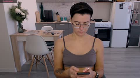 Snapshot of chloe_x_ chatting on December 17, 11:49 am Eva and Sandra online show from December 17, 11:49 am