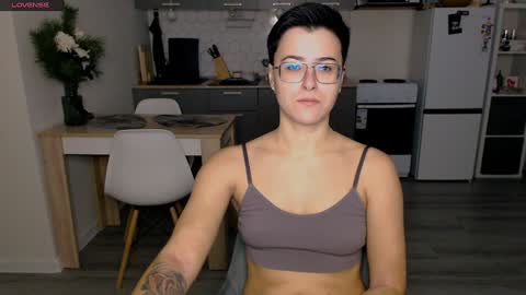 Snapshot of chloe_x_ chatting on December 19, 11:07 am Eva and Sandra online show from December 19, 11:07 am