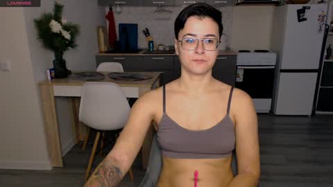 Snapshot of chloe_x_ chatting on December 20, 10:49 am Eva and Sandra online show from December 20, 10:49 am