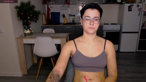 Snapshot of chloe_x_ chatting on December 25, 9:02 am Eva and Sandra online show from December 25, 9:02 am