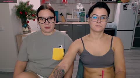 Snapshot of chloe_x_ chatting on December 25, 12:37 pm Eva and Sandra online show from December 25, 12:37 pm