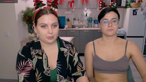 Snapshot of chloe_x_ chatting on December 30, 8:58 pm Eva and Sandra online show from December 30, 8:58 pm