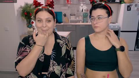 Snapshot of chloe_x_ chatting on January 2, 12:34 am Eva and Sandra online show from January 2, 12:34 am