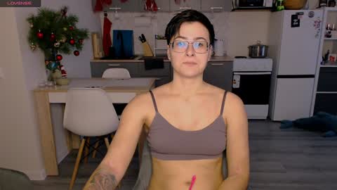 Snapshot of chloe_x_ chatting on January 4, 9:54 am Eva and Sandra online show from January 4, 9:54 am