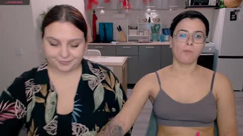 Snapshot of chloe_x_ chatting on January 4, 4:43 pm Eva and Sandra online show from January 4, 4:43 pm