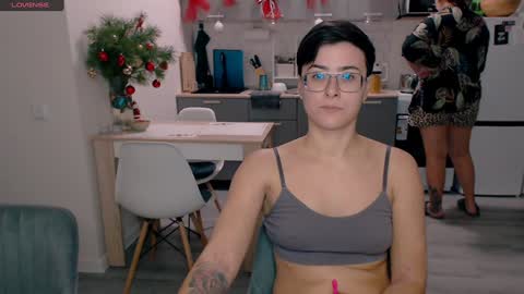 Snapshot of chloe_x_ chatting on January 4, 7:44 pm Eva and Sandra online show from January 4, 7:44 pm