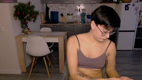 Snapshot of chloe_x_ chatting on January 5, 10:21 am Eva and Sandra online show from January 5, 10:21 am