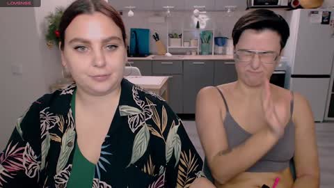 Snapshot of chloe_x_ chatting on January 8, 7:56 pm Eva and Sandra online show from January 8, 7:56 pm