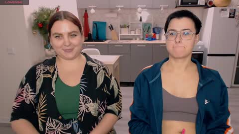 Snapshot of chloe_x_ chatting on January 8, 10:58 pm Eva and Sandra online show from January 8, 10:58 pm