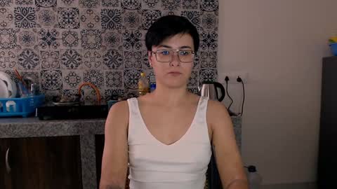 Snapshot of chloe_x_ chatting on February 2, 9:08 am Eva and Sandra online show from February 2, 9:08 am