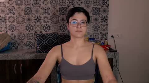 Snapshot of chloe_x_ chatting on February 10, 9:47 am Eva and Sandra online show from February 10, 9:47 am