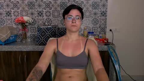 Snapshot of chloe_x_ chatting on February 16, 5:15 am Eva and Sandra online show from February 16, 5:15 am