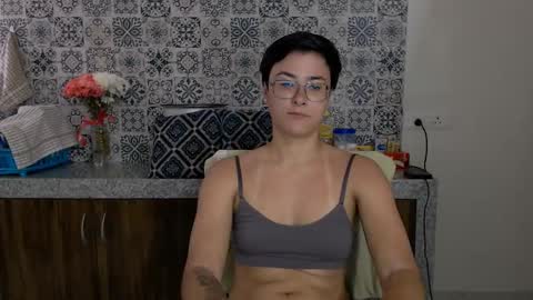 Snapshot of chloe_x_ chatting on February 17, 5:14 am Eva and Sandra online show from February 17, 5:14 am