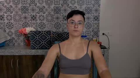 Snapshot of chloe_x_ chatting on February 20, 9:33 am Eva and Sandra online show from February 20, 9:33 am