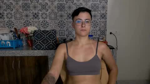 Snapshot of chloe_x_ chatting on February 20, 4:57 pm Eva and Sandra online show from February 20, 4:57 pm