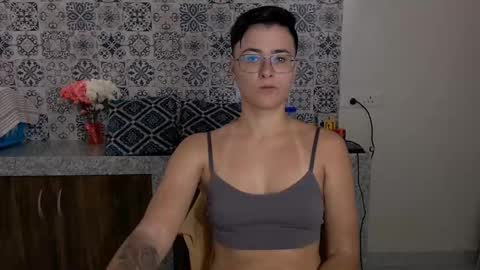 Snapshot of chloe_x_ chatting on February 21, 5:02 am Eva and Sandra online show from February 21, 5:02 am