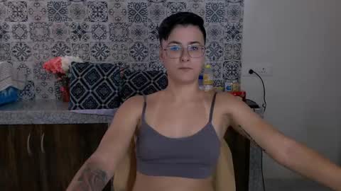 Snapshot of chloe_x_ chatting on February 21, 8:18 am Eva and Sandra online show from February 21, 8:18 am