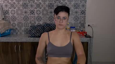 Snapshot of chloe_x_ chatting on February 24, 7:11 am Eva and Sandra online show from February 24, 7:11 am