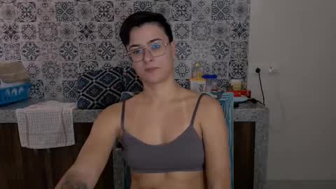 Snapshot of chloe_x_ chatting on March 11, 6:10 am Eva and Sandra online show from March 11, 6:10 am