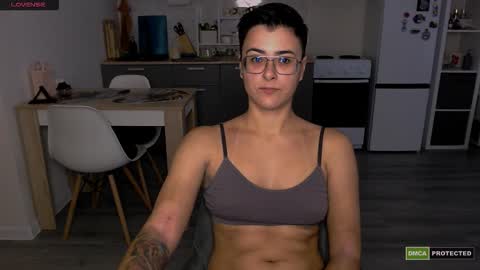 Snapshot of chloe_x_ chatting on September 16, 7:31 am Eva and Sandra online show from September 16, 7:31 am