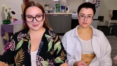 Snapshot of chloe_x_ chatting on February 22, 8:40 pm Eva and Sandra online show from February 22, 8:40 pm