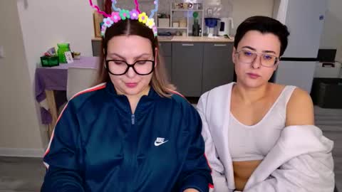 Snapshot of chloe_x_ chatting on February 25, 6:23 am Eva and Sandra online show from February 25, 6:23 am