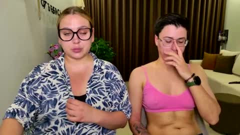 Snapshot of chloe_x_ chatting on April 4, 2:14 pm Eva and Sandra online show from April 4, 2:14 pm