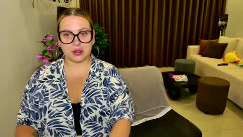 Snapshot of chloe_x_ chatting on April 15, 8:09 pm Eva and Sandra online show from April 15, 8:09 pm