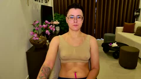 Snapshot of chloe_x_ chatting on April 17, 7:44 am Eva and Sandra online show from April 17, 7:44 am