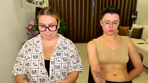 Snapshot of chloe_x_ chatting on April 19, 10:36 am Eva and Sandra online show from April 19, 10:36 am