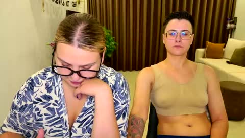 Snapshot of chloe_x_ chatting on April 19, 6:10 pm Eva and Sandra online show from April 19, 6:10 pm