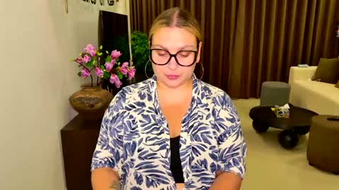 Snapshot of chloe_x_ chatting on April 22, 9:05 pm Eva and Sandra online show from April 22, 9:05 pm