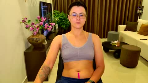 Snapshot of chloe_x_ chatting on April 24, 6:10 pm Eva and Sandra online show from April 24, 6:10 pm