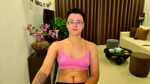 Snapshot of chloe_x_ chatting on May 5, 9:01 pm Eva and Sandra online show from May 5, 9:01 pm