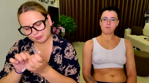 Snapshot of chloe_x_ chatting on May 9, 6:35 pm Eva and Sandra online show from May 9, 6:35 pm